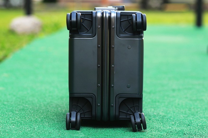 地平线8号行李箱20寸能装多少东西,地平线8号level820英寸行李箱