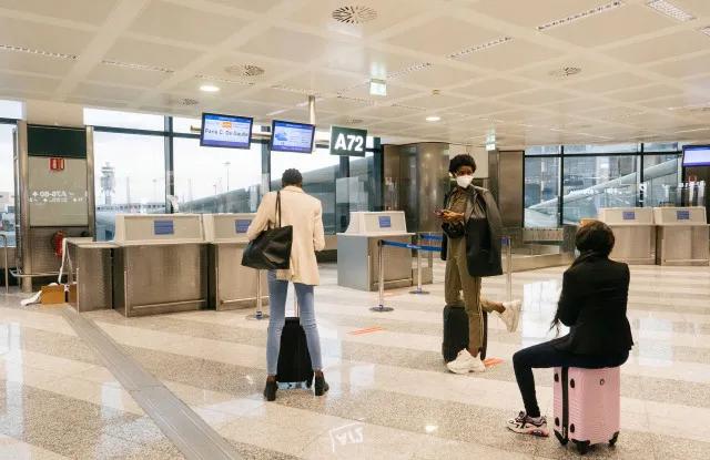 侃爷夫妇离婚Yeezy未受影响;LV发布新手袋