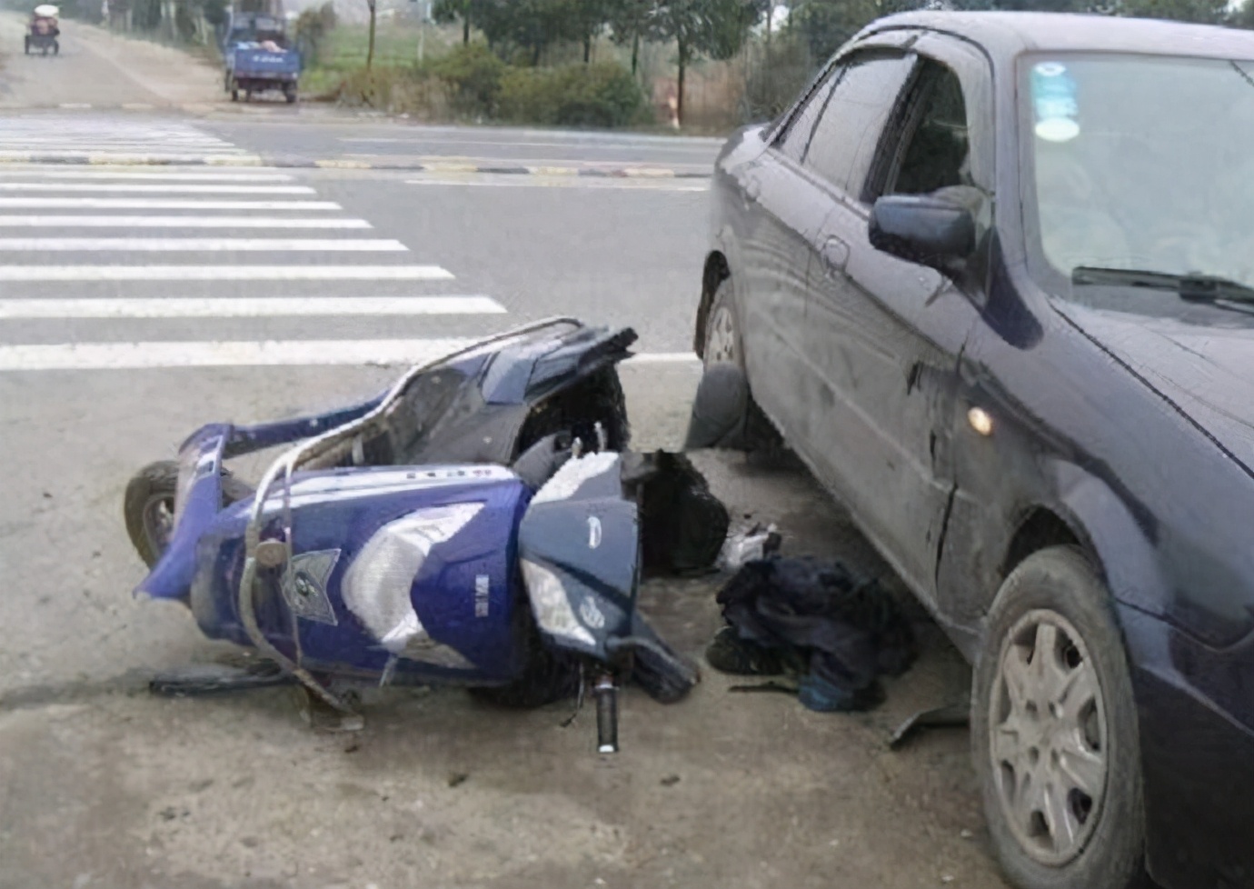 电动车追尾电动车人受伤谁负责,电动车追尾汽车有人受伤谁负责