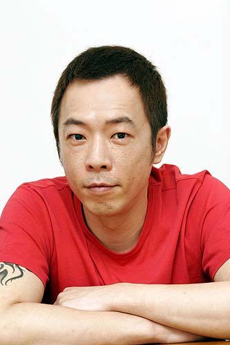 黄贯中的暴躁父亲：砍伤妻子暴打儿媳朱茵，逼得儿子说弑父言论