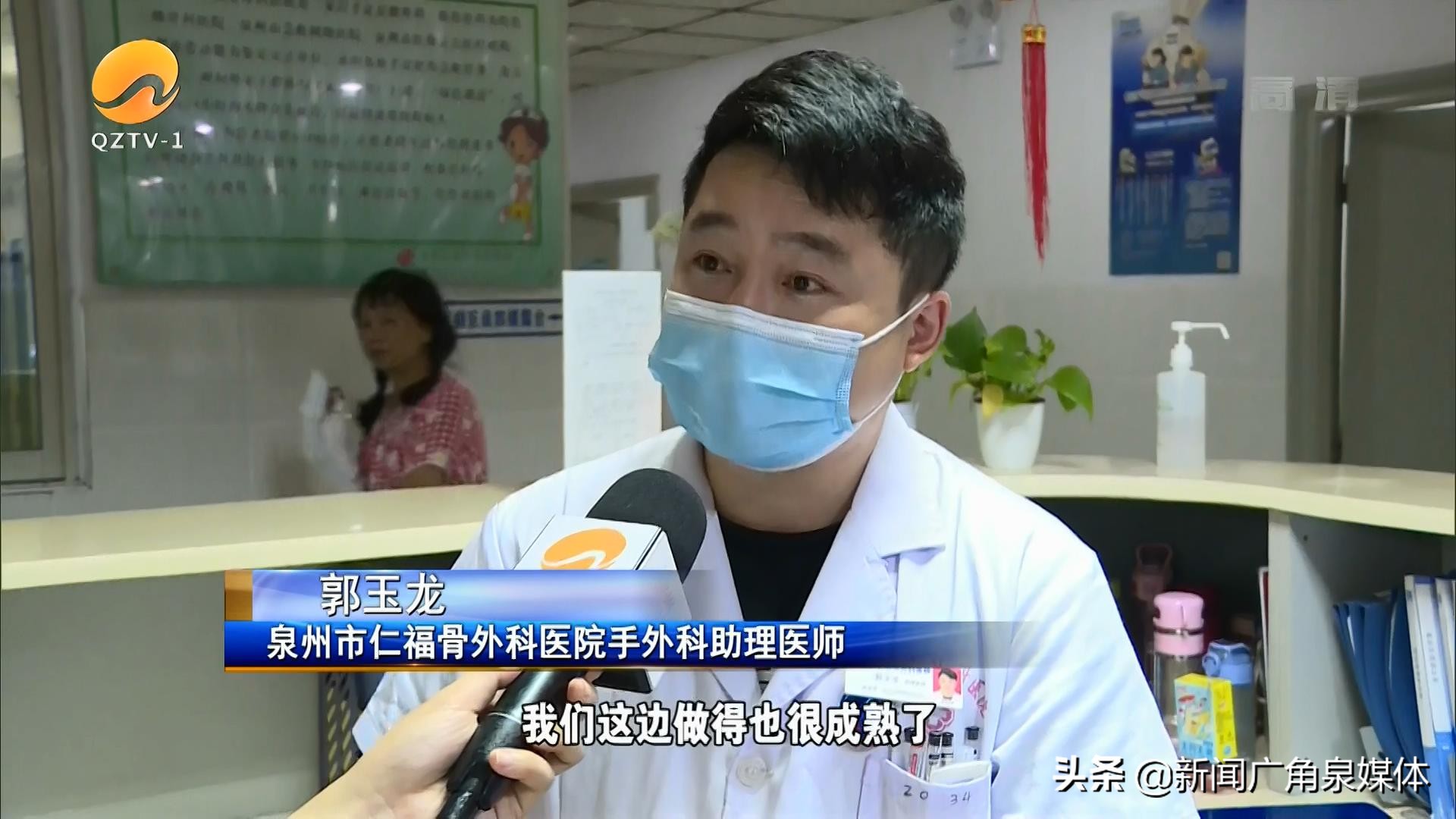 狗狗被大狗咬男子用棍子救命,宠物狗突然攻击小主人