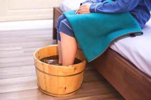 什么病症会引起脚后跟干裂脱皮,脚后跟干裂原来是3个原因