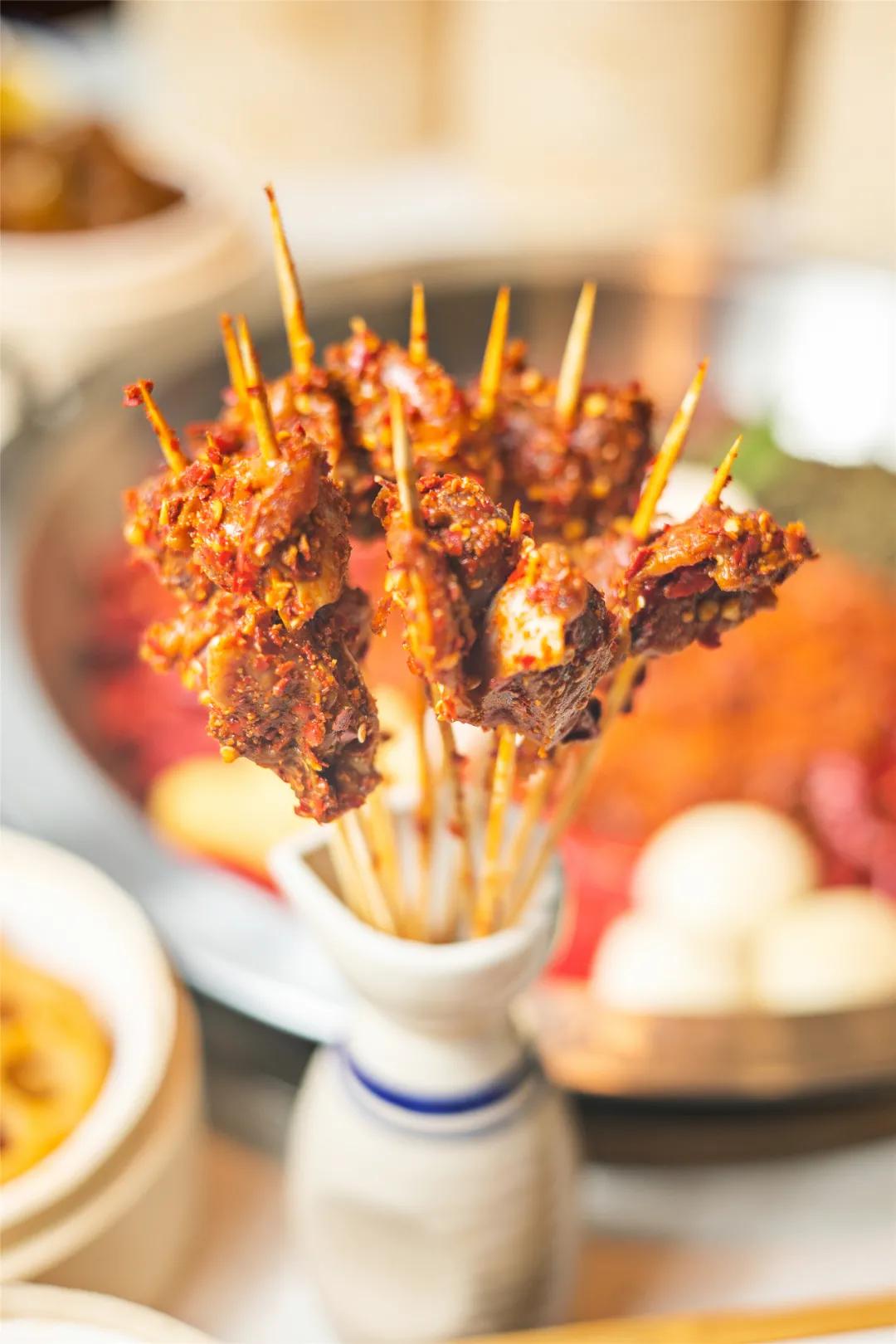 等位2000桌的“卤校长”杀进人广！女生来，免费吃