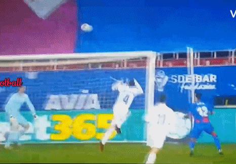 又是皇马！兽腰禁区拉人漏判点球，三天前队长手球直接不看VAR