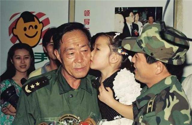 董万瑞98解放军抗洪催泪宣传片,九江抗洪抢险总指挥董万瑞事迹