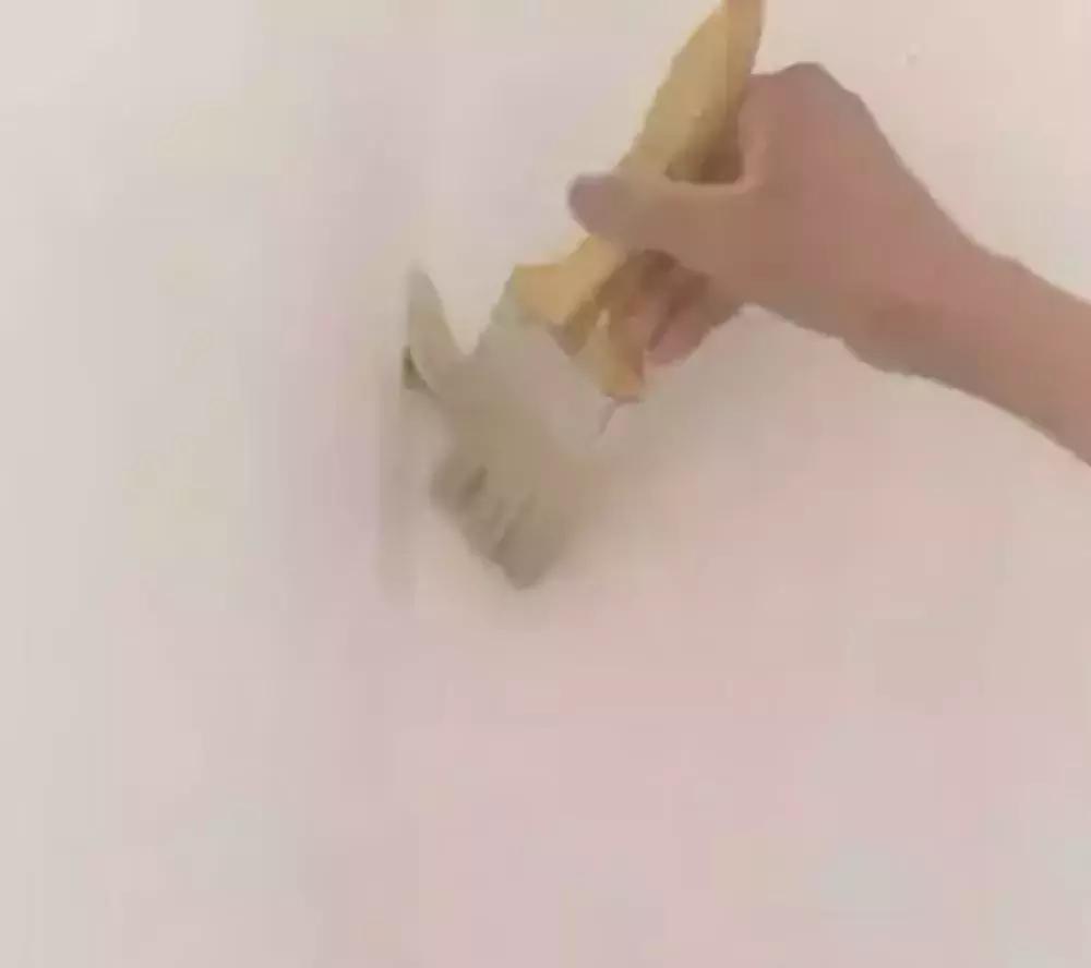 墙布透胶怎么处理,墙布透胶滴上白色涂料怎么处理