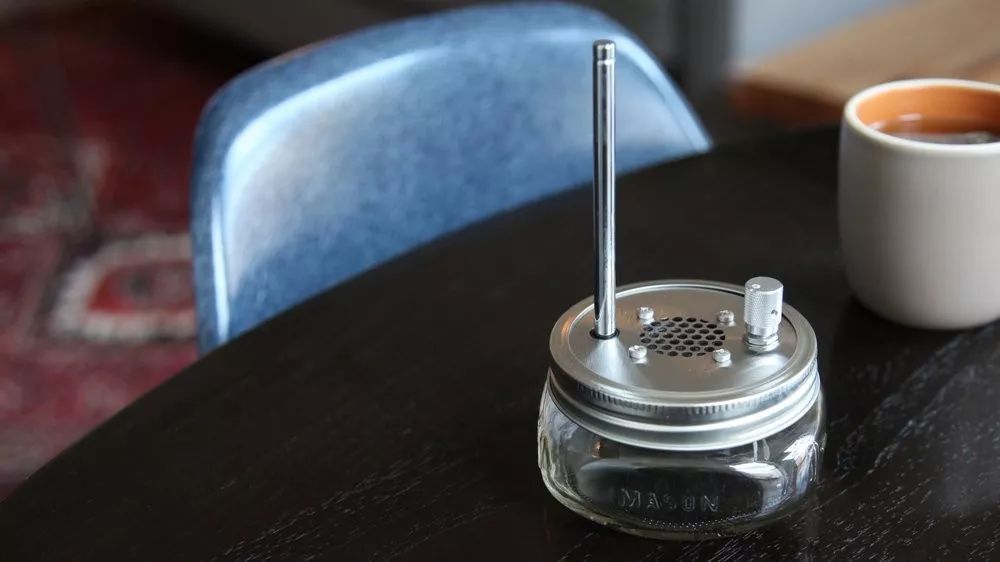 将电台频率固定在玻璃罐子中，这样的收音机是怎样研发和定价的？