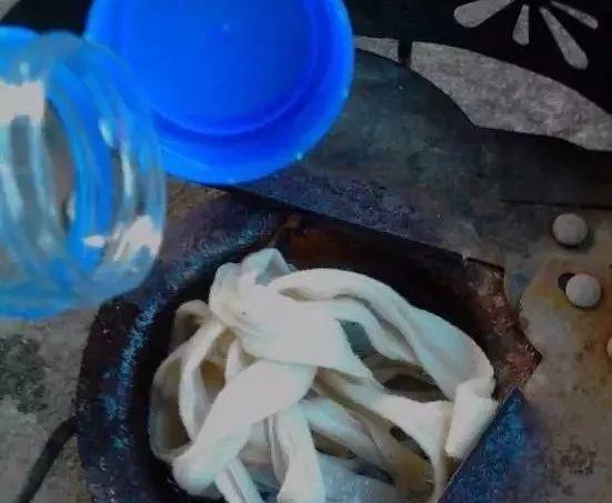 利用酒瓶做花盆的视频,酒瓶切割做花盆不用电动工具打孔