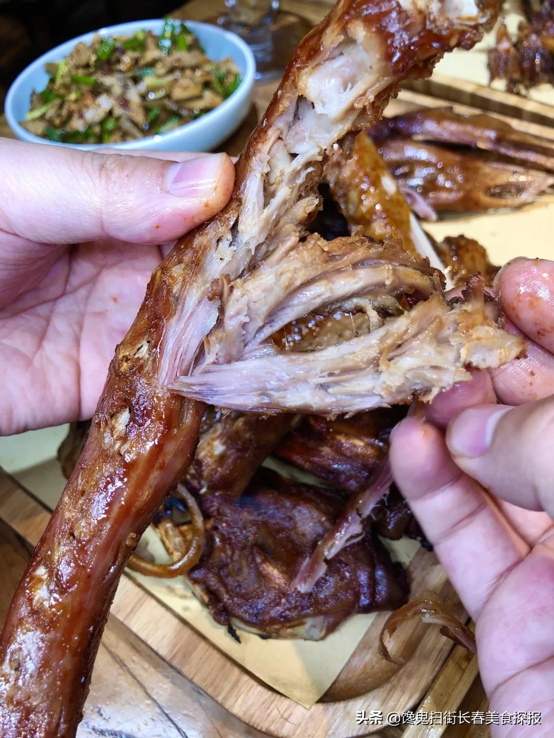 二道老厂区奇店。鹅的一切,全都炭火烤。烤鹅脖大锤抡