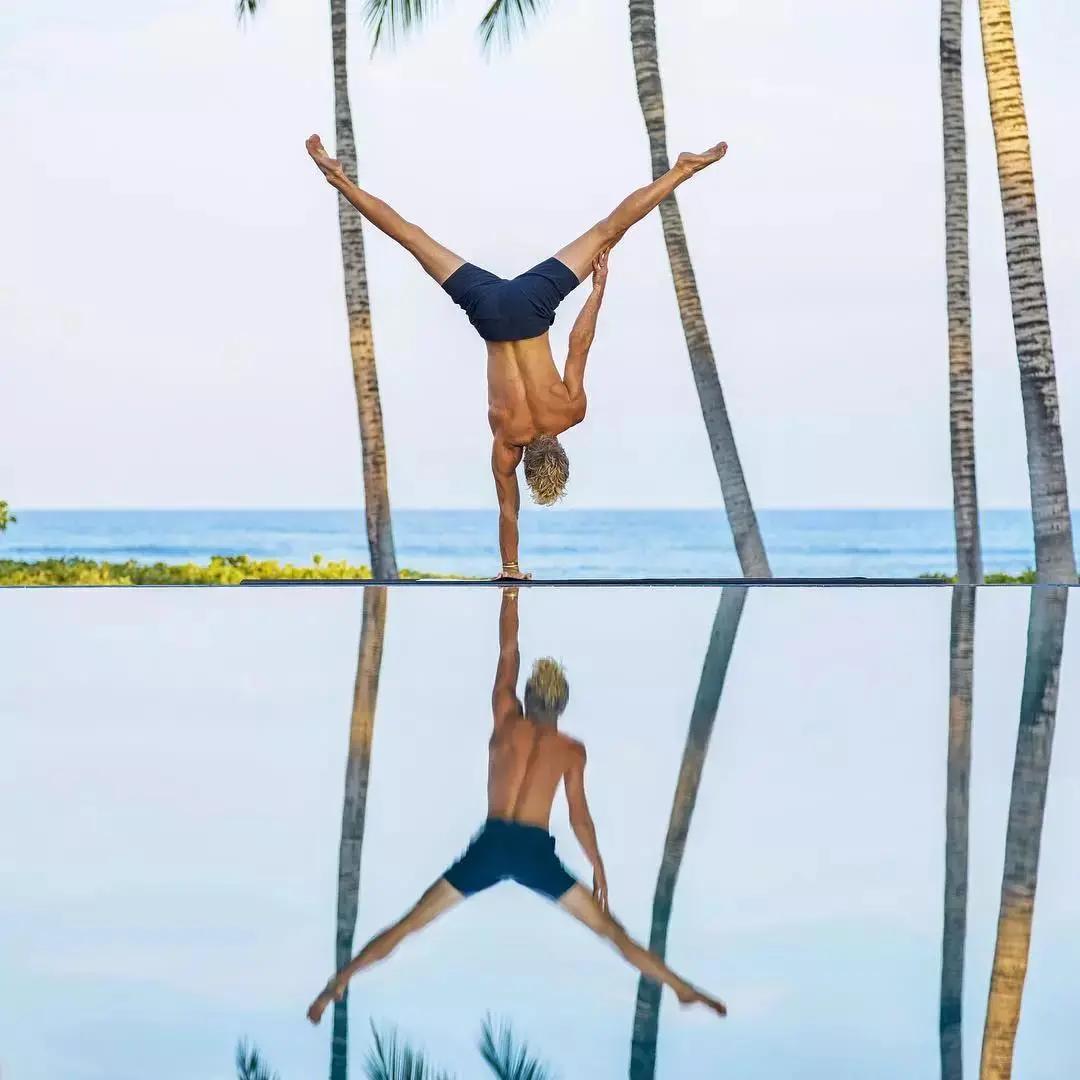 看完这些人,你再也不会觉得男人练瑜伽“娘”了