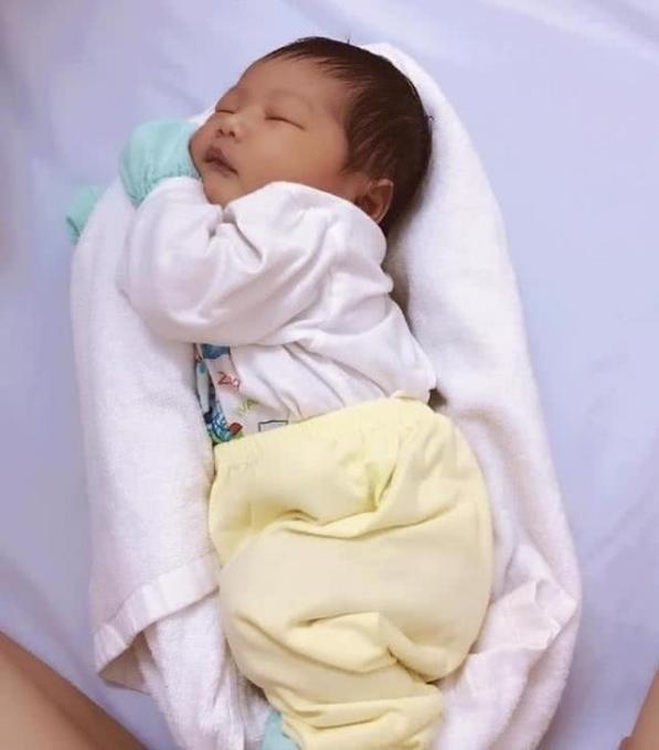 为什么宝宝抱着就睡一放下就醒哭,为啥宝宝抱着就哭放到床上就好了