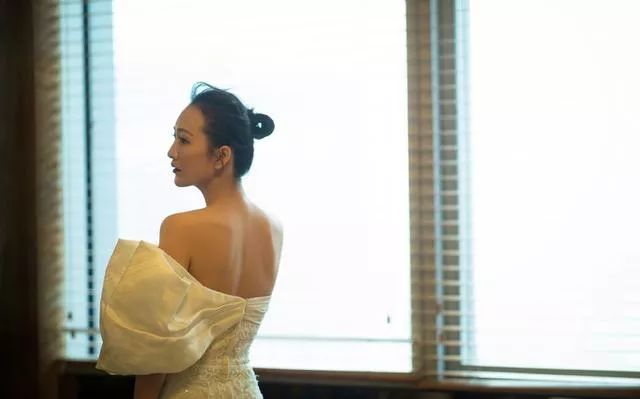 王鸥露背装,王鸥复古露背