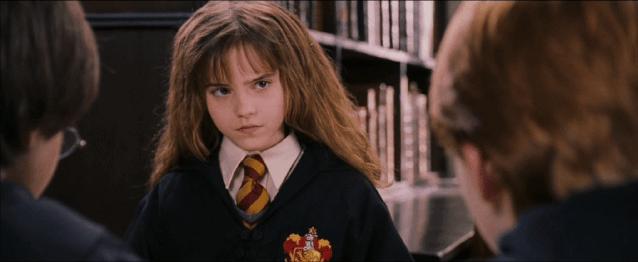 早春外套穿搭学生党甜酷,大衣卫衣短裙靴子