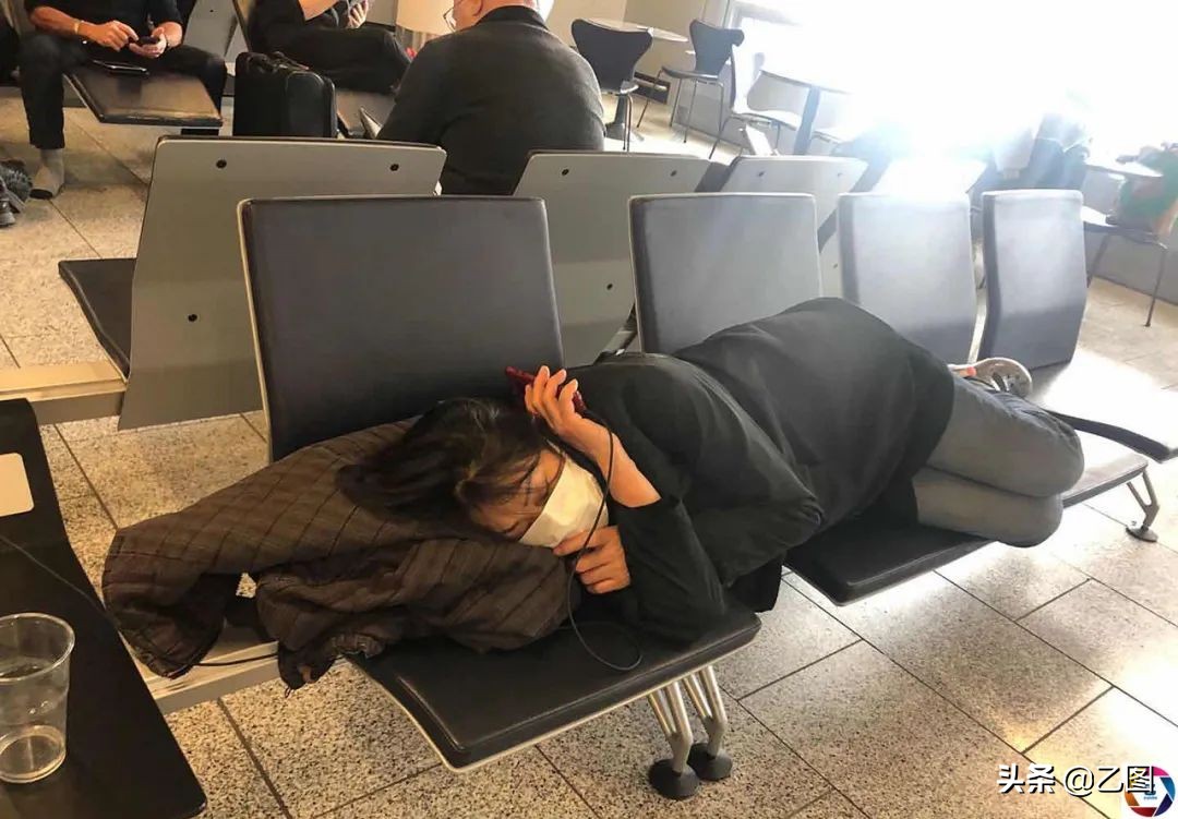 温暖，同胞滞留德国机场后领事馆介入，重测体温后大部分登机回国