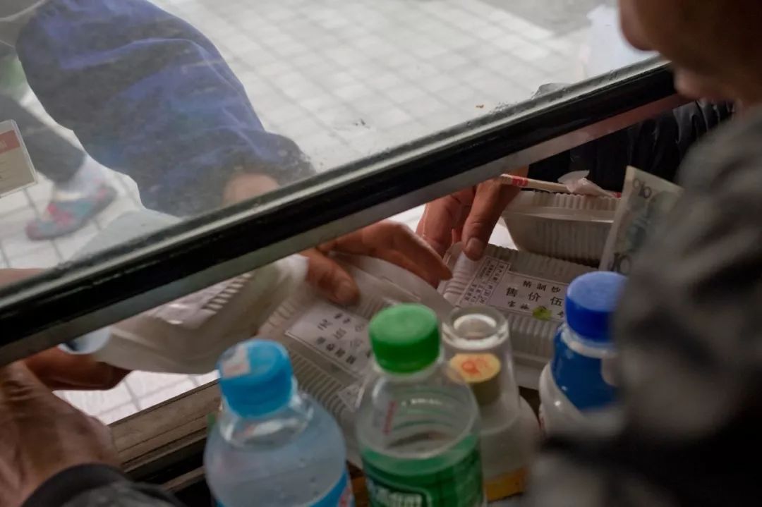 孩子坐绿皮火车看人世百态,绿皮火车才能反映生活百态