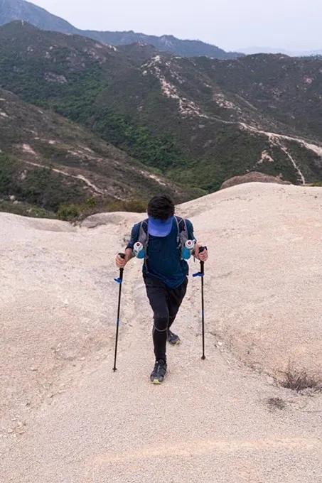 登山杖简单的教学视频,介绍登山杖的技巧