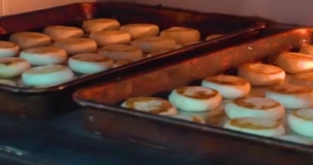 福建传统老式绿豆饼手工现做,福建十大特产绿豆饼