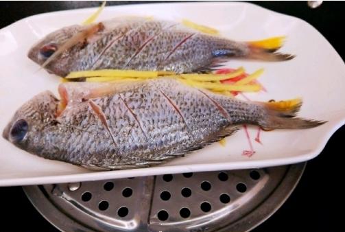 清蒸鱼最后放盐和料酒腌制,清蒸鱼千万别先放盐和料酒教你