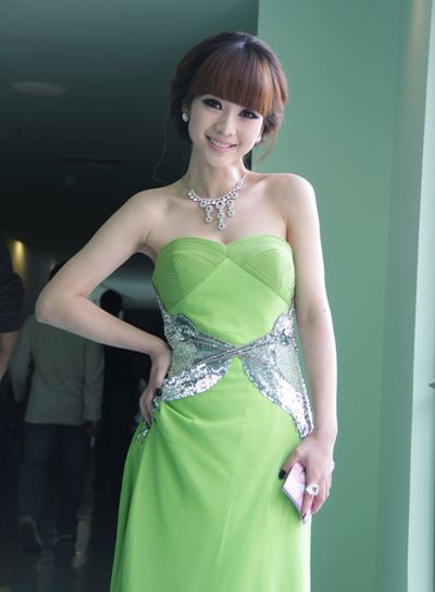 柳岩时尚美装吸睛一片,柳岩一身清爽打扮现身