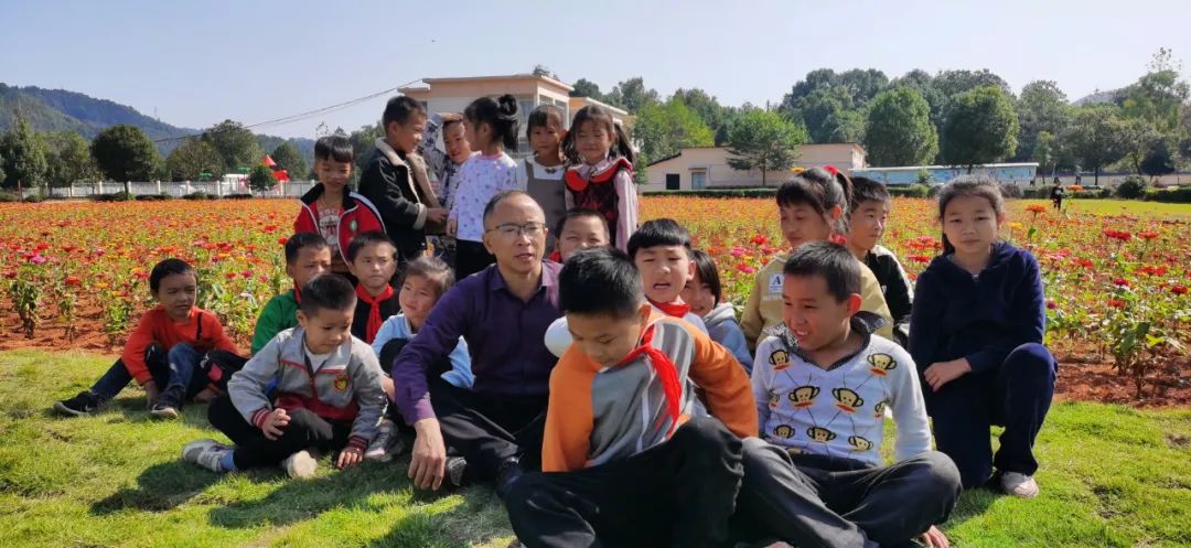 美哭了！小学校长为学生种了一片花海