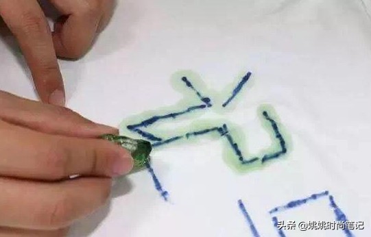 白衣服发霉怎么恢复原色,服装发霉的处理方法