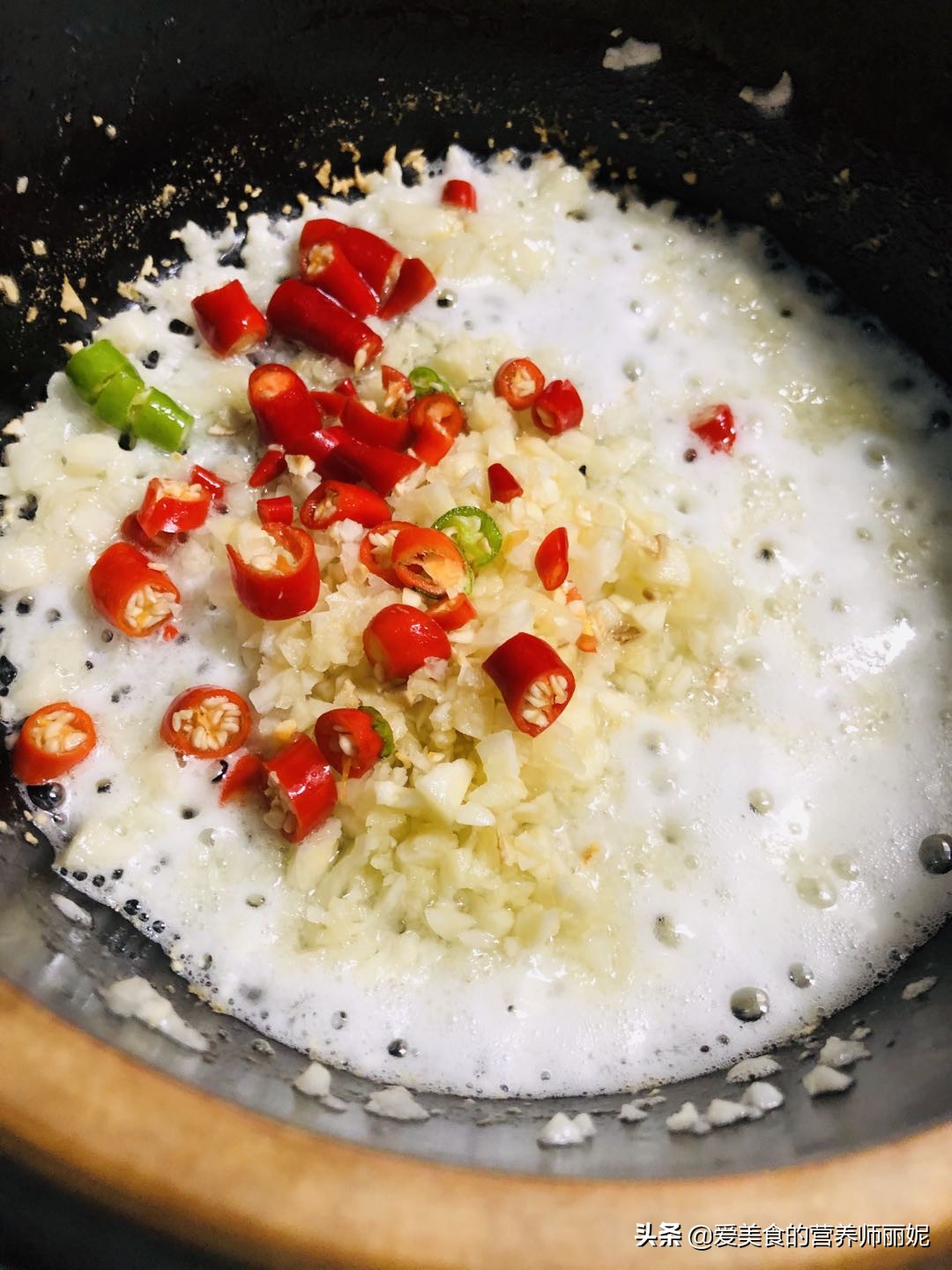 花蛤基围虾焖锅,蒜蓉花蛤虾煲的家常做法