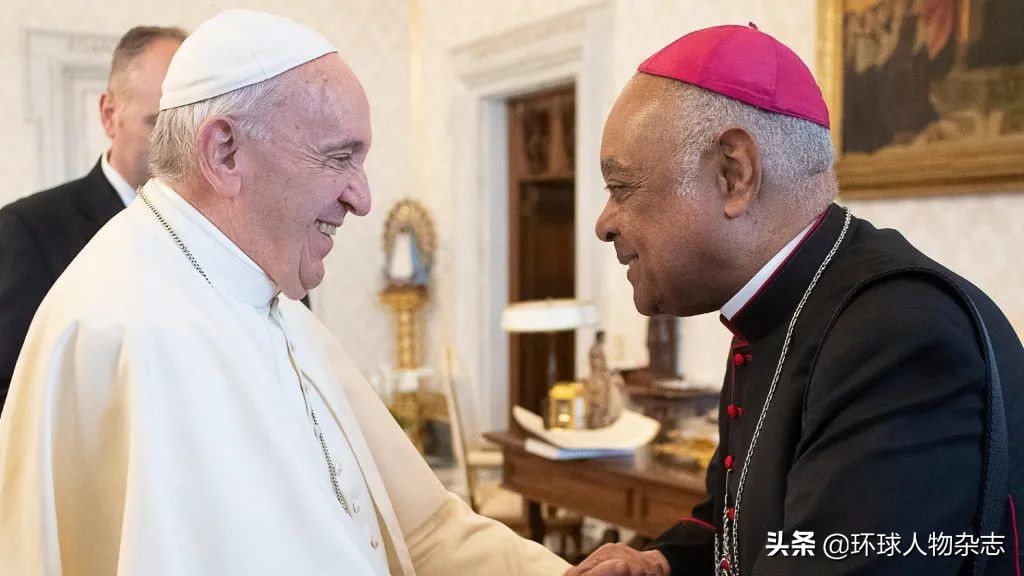 美首位黑人红衣主教出现！拿着10个博士学位，戳穿特朗普“摆拍”，传奇无人敌