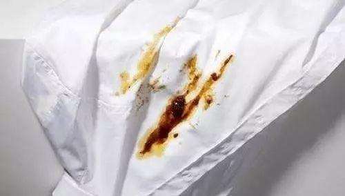 白色t恤有辣椒油怎么清洗,白色衣服沾上辣椒油怎么处理