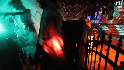 为过万圣节把房子改成鬼屋吓坏数千人，幸好我和这个老哥不是邻居