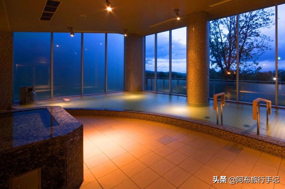 住在日本前世界首富的酒店里什么感觉，小镇青年的世界他不懂