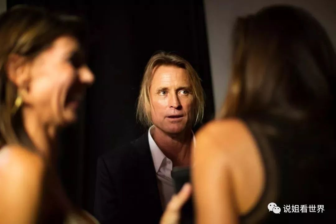 模特控诉维密潜规则,百名模特控诉维密照片