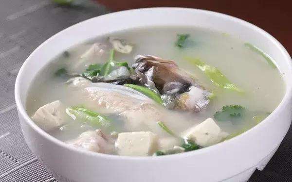 鲫鱼汤怎么熬才能变奶白色,鲫鱼汤不白的补救方法