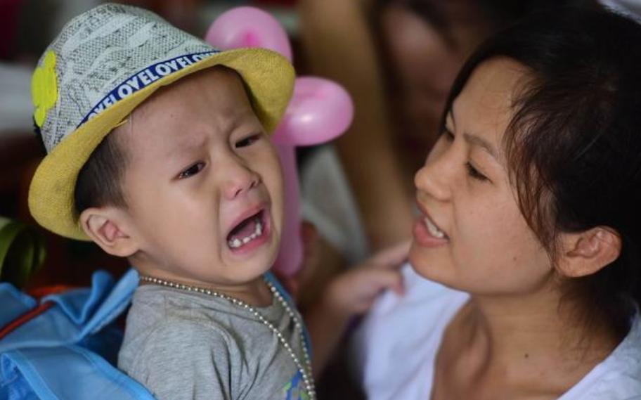 孩子哭着不想上幼儿园怎么教育,孩子哭闹不想上幼儿园还要继续吗