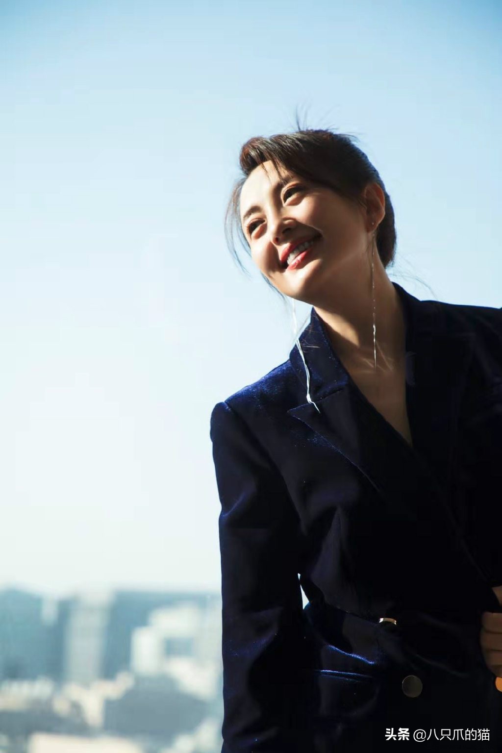 杨童舒穿白色西装 (杨童舒穿绿色西装)