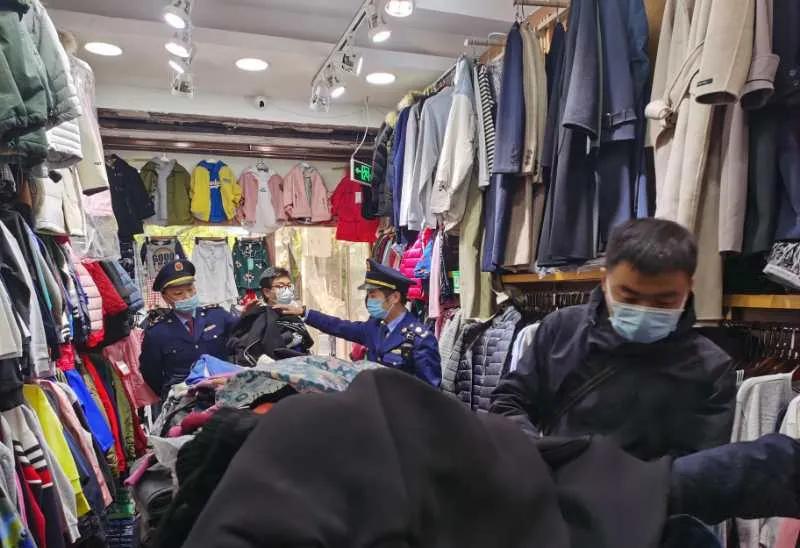 严打商标侵权!西城区市场监管局查获一批假冒知名品牌服装