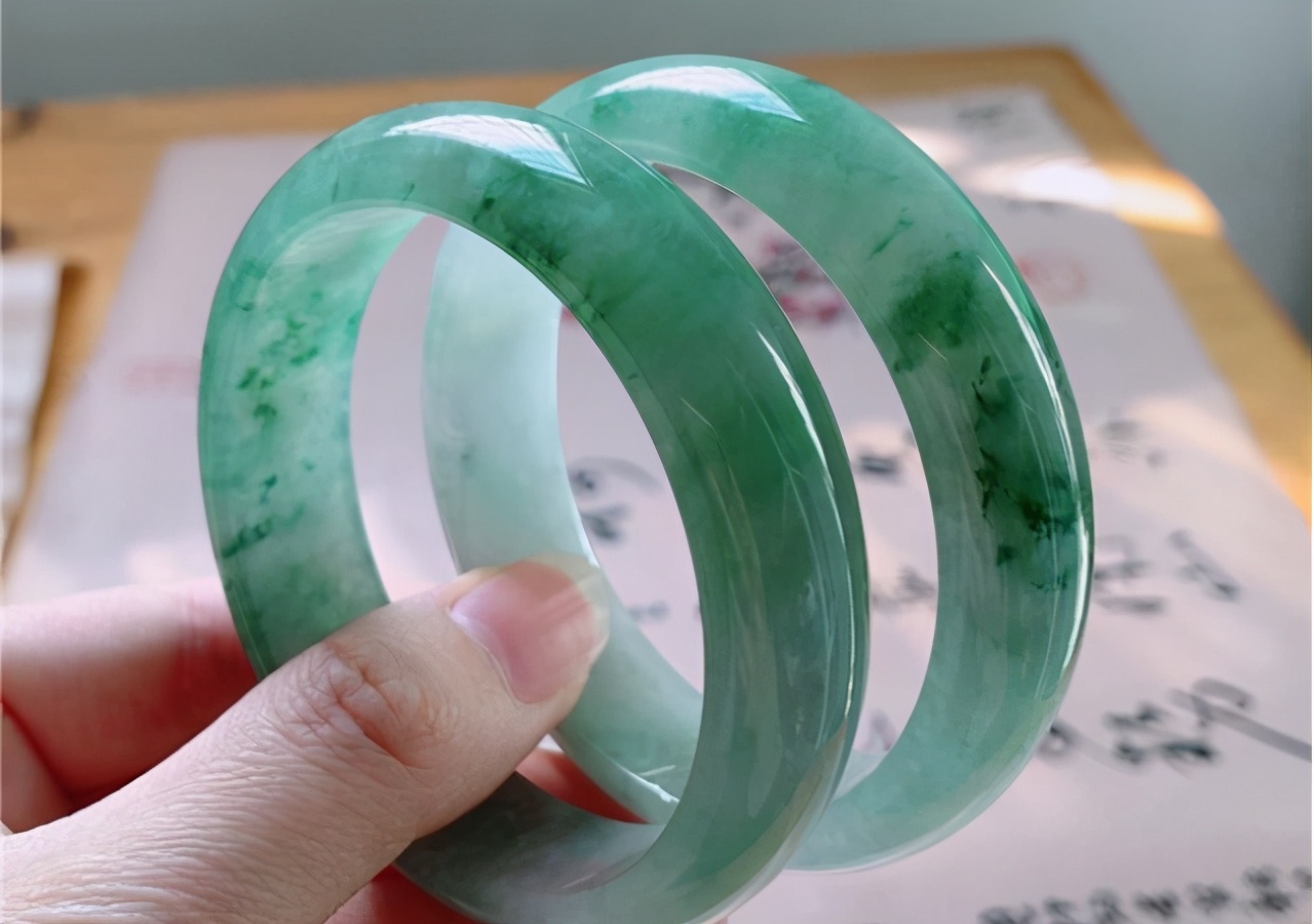 红翡翠手镯怎么鉴定真假图解,一碗水鉴定翡翠手镯真假