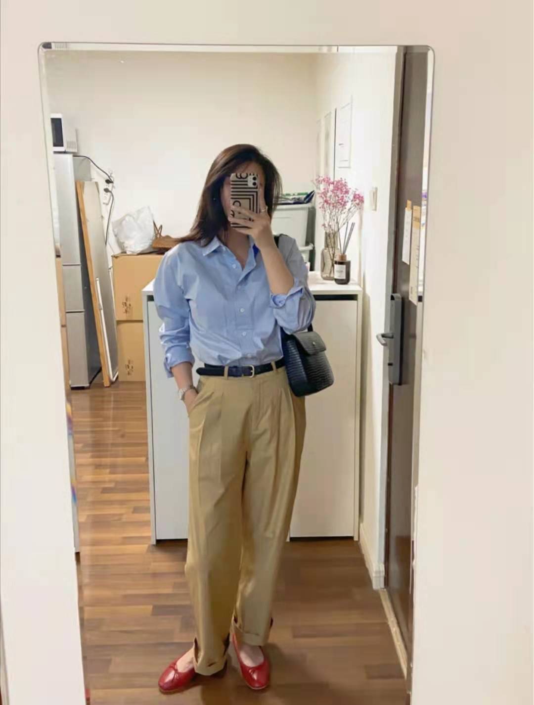 浅卡其色上衣和深驼色裤子搭吗,浅卡其色裤子配什么颜色上衣好看