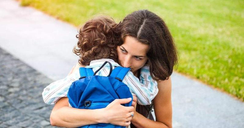 孩子粘妈妈应该怎么和孩子沟通,如何解决孩子过分黏妈妈