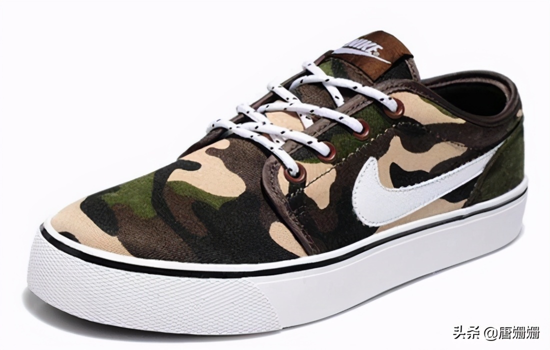 现在的年轻人喜欢穿什么样的板鞋,板鞋穿大一点好还是小一点好