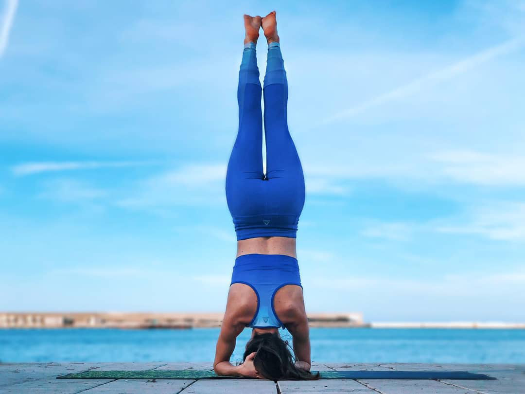 吊带裙这样穿尽显十足女人味,挡住手臂赘肉的吊带裙