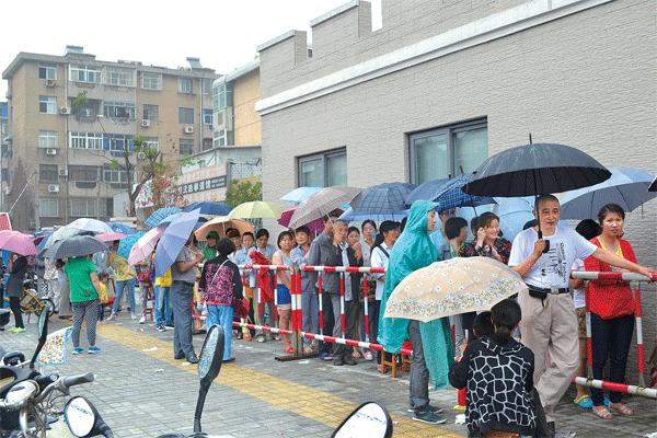 很多家长挤破头要去民办学校,为什么入公办幼儿园那么难