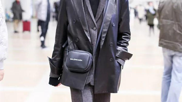 短款皮衣各种时尚搭配图 (高级时髦皮衣穿搭)