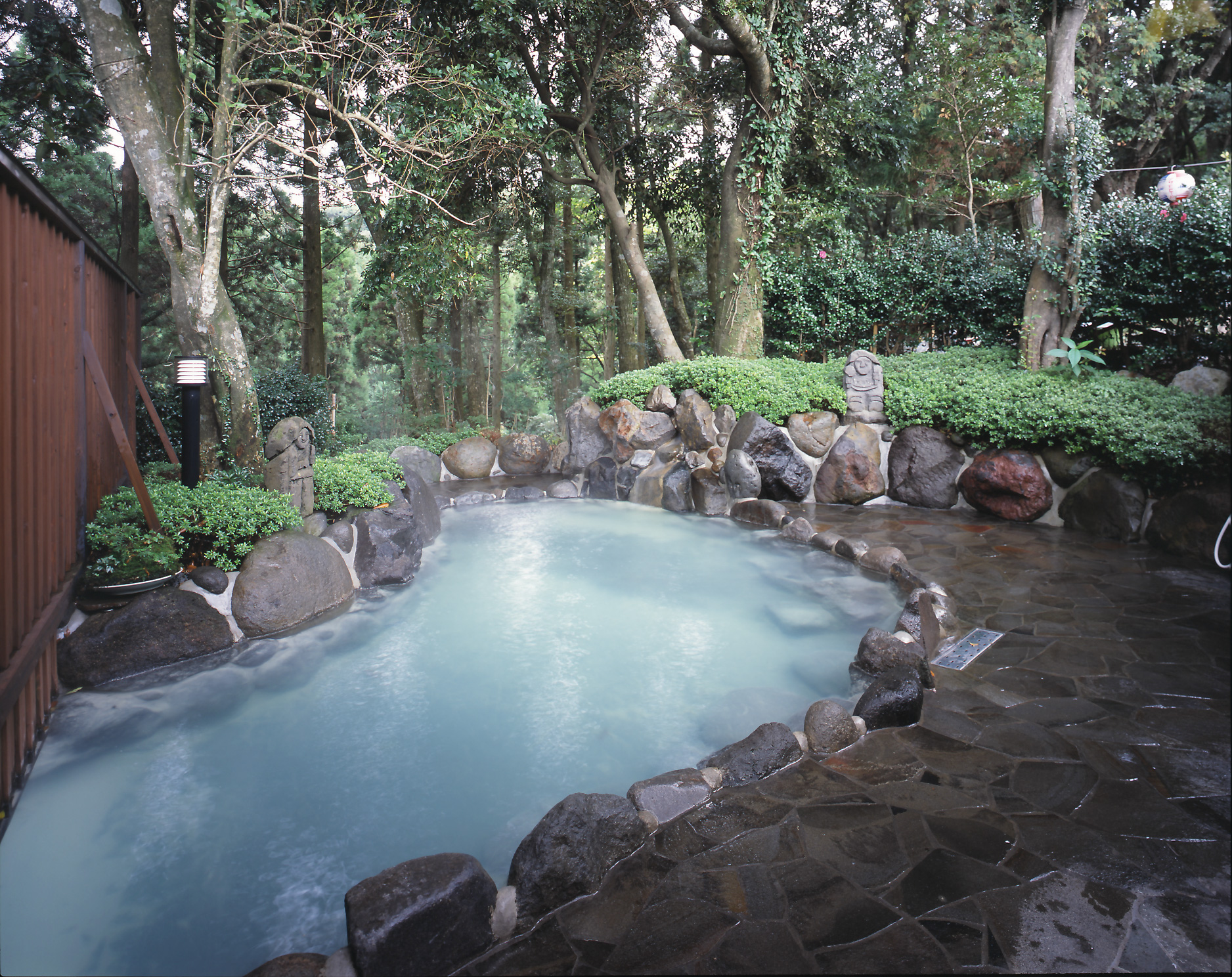 泡温泉追求的是惬意,泡温泉享受安静和独处