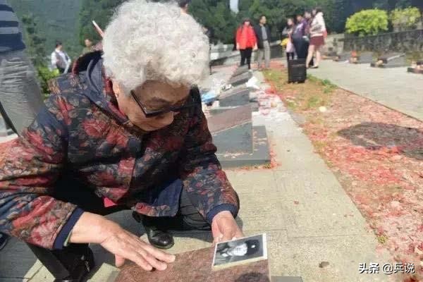 “雷军长”独子牺牲,呆立3分钟接着打仗!战后给儿子送花圈