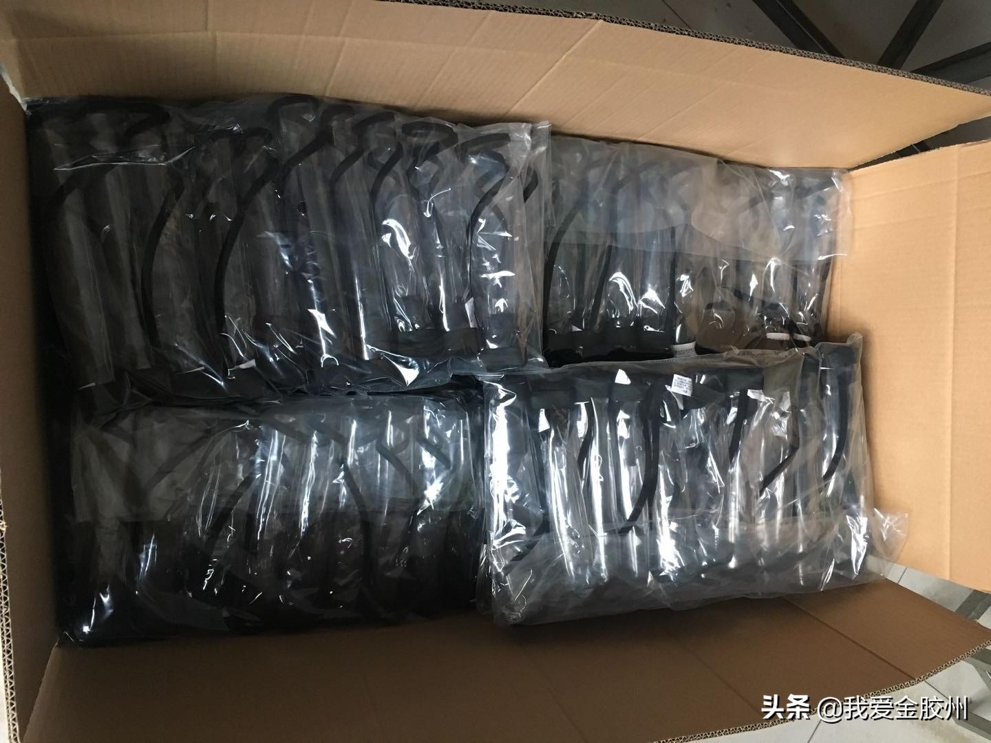 胶州一玩具企业临时生产护具捐赠一线防疫人员