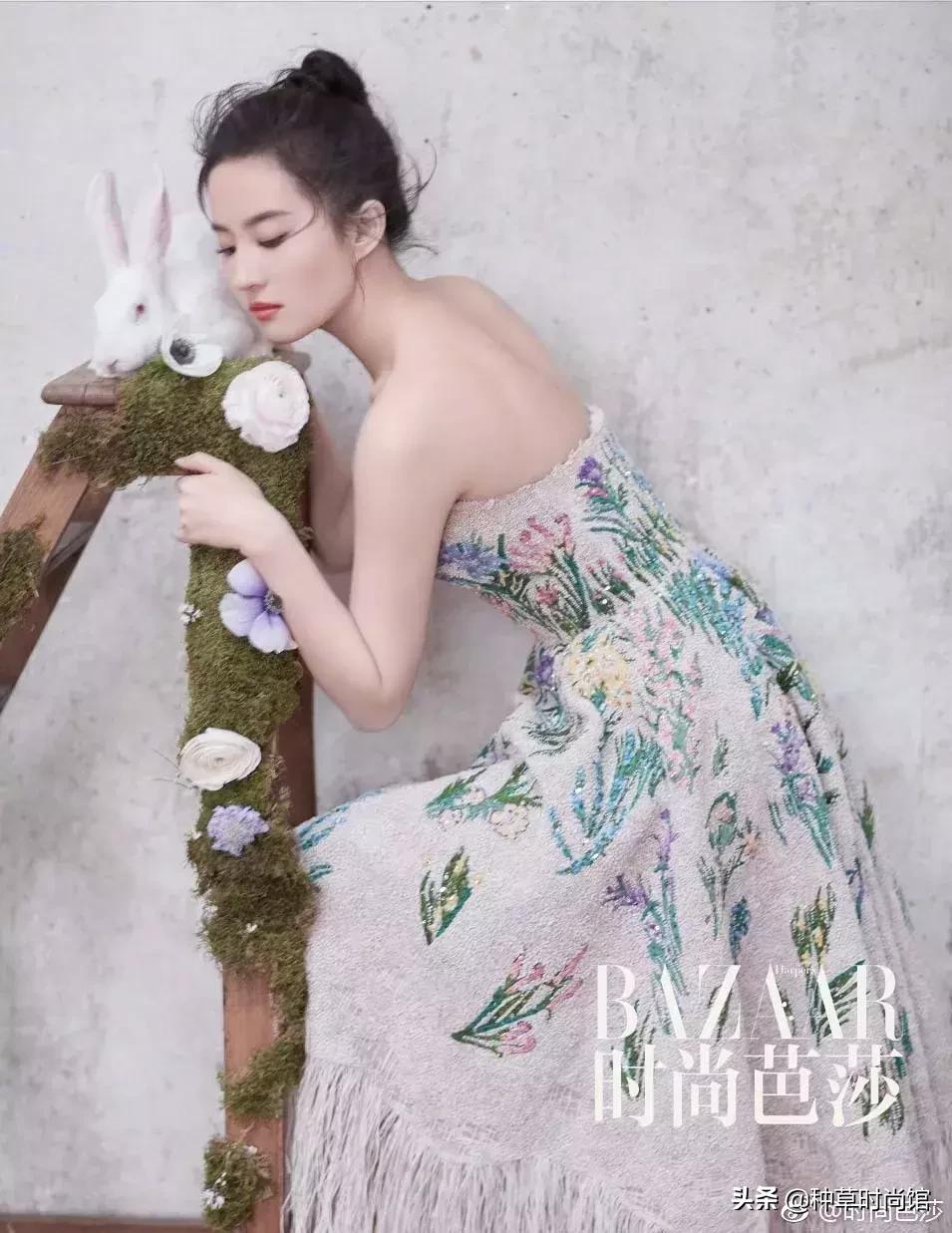 关晓彤素颜自拍与鹿晗撞脸,关晓彤为鹿晗庆生后芭比造型亮相