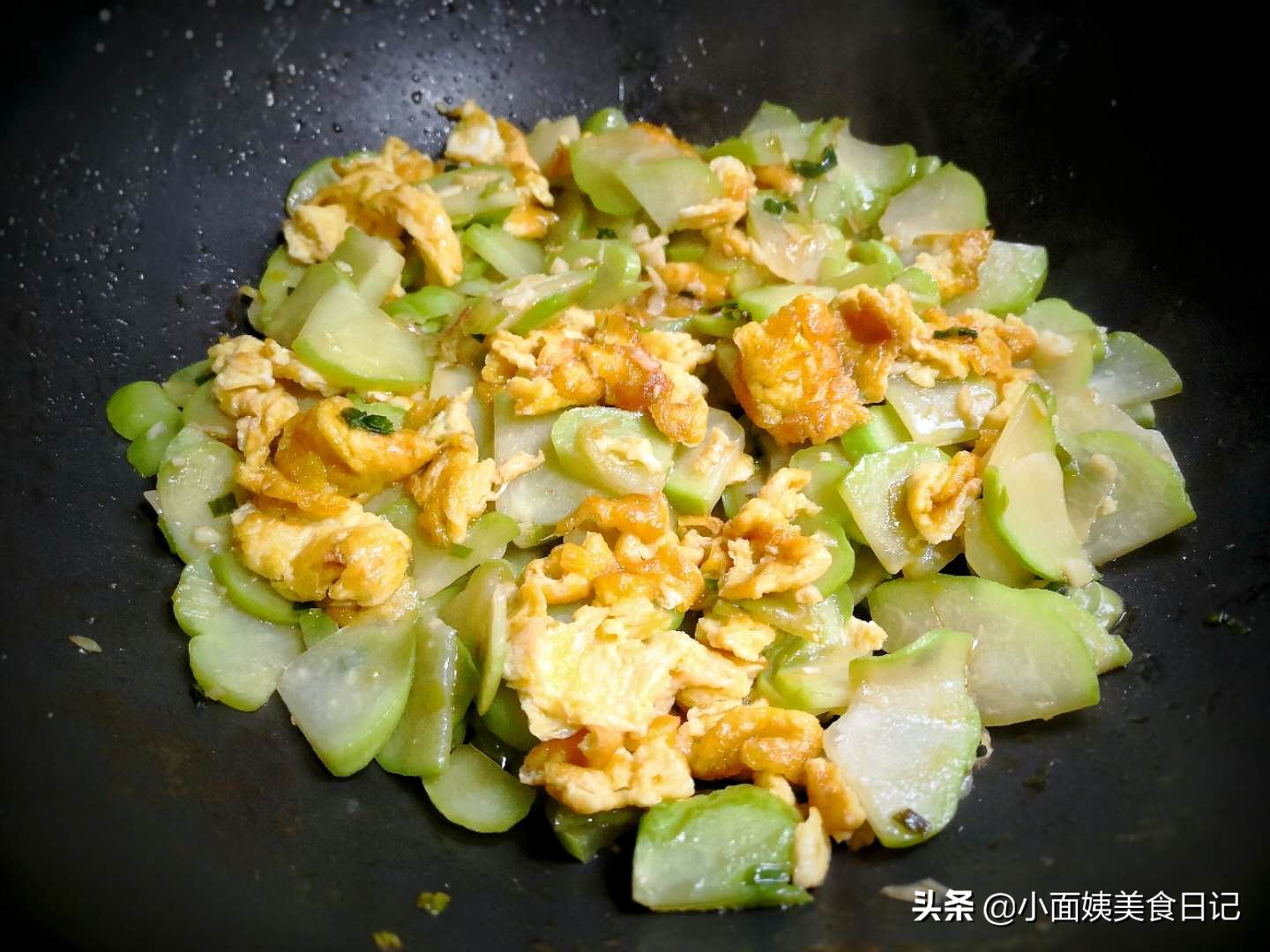 10月这个菜大量上市，我家经常买，炒鸡蛋特下饭，全家都爱吃