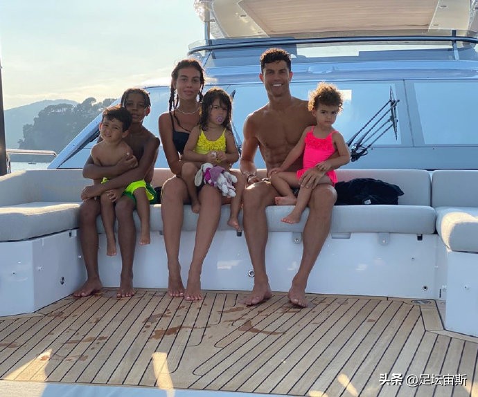 C罗抱小女儿拍全家福，迷你罗晒成小黑人紧抱弟弟乘游艇庆祝夺冠