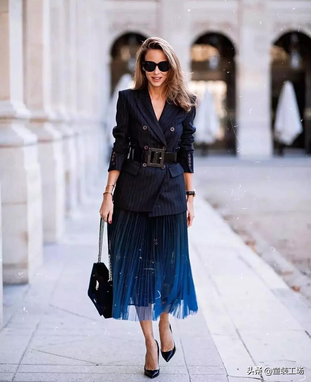 春天卫衣百褶裙的穿搭方法,如何用一条百褶裙穿遍四季不重样