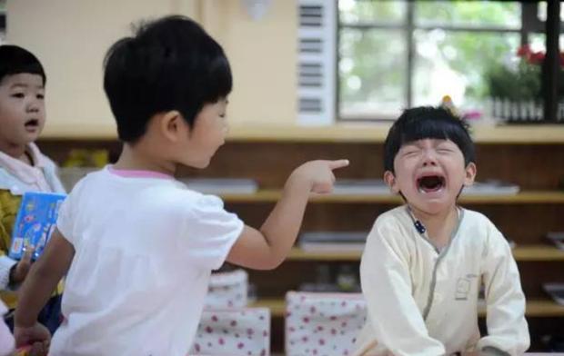 孩子在幼儿园被老师欺负如何报警,孩子在幼儿园受老师欺负怎么处理